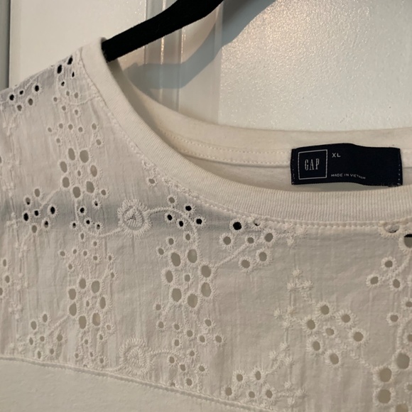Gap Eyelet Top T-Shirt - Picture 3 of 5
